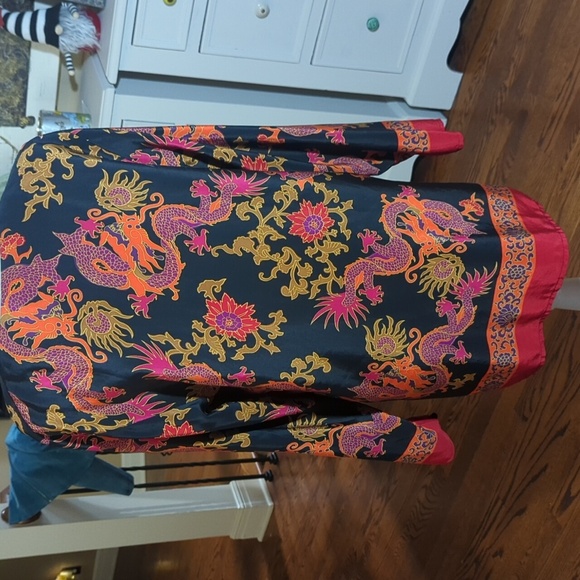 Diane Von Furstenberg 100% Silk Black and Red Dragon Print Tunic Sz S - Picture 6 of 10